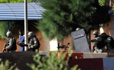 Momento en el que tropas malienses toman posición frente al hotel Radisson Blu en Bamako. AFP