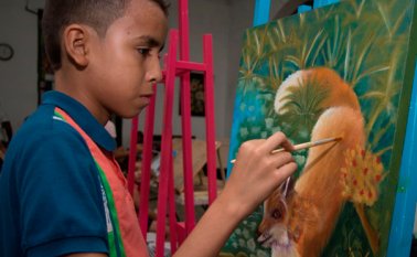 Jairo Andrés Rivera, de 13 años, asiste dos veces por semana a la academia Tallando Talentos, donde ha perfeccionado su talento artístico. Juan Pablo Cohen