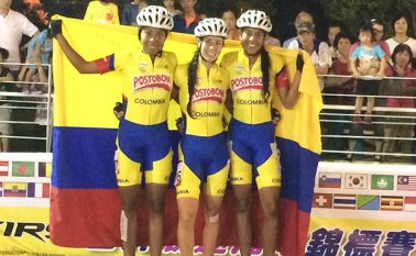 Daniela Lindarte (Centro), con sus compañeras de equipo. Cortesía