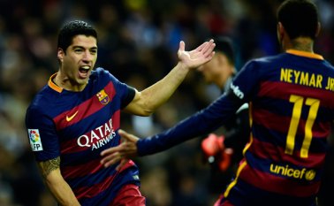 Suárez abrió y cerró la cuenta con golazos a los 11 y 74 minutos que dejaron al uruguayo con 11 tantos en la competición. AFP