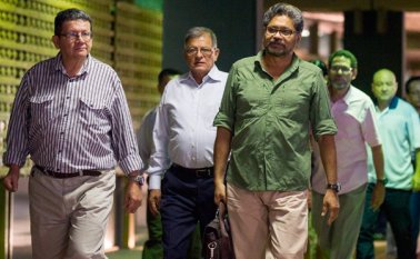 Los negociadores del gobierno reconocen que durante este tiempo han tenido que sacrificar espacios con su familia. AFP