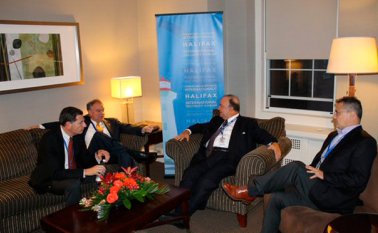 El ministro Luis Carlos Villegas se reunió en Canadá con los senadores estadounidenses Tim Kaine y John Barraso. Ministerio de Defensa