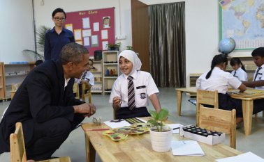 Obama recorrió un aula donde se enseña inglés y preguntó a los niños sobre sus aspiraciones para el futuro. AP