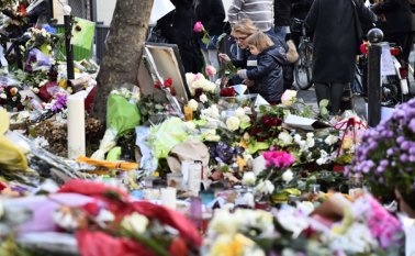 Las personas continúan llevando flores en honor a las víctimas de los atentados en Francia. AFP
