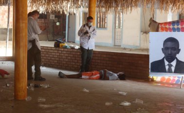 El asesinato fue perpetrado por un sujeto que llegó en una motocicleta y le disparó al joven sin mediar palabra alguna. Hugo González