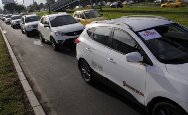 De acuerdo con la nueva normatividad, los vehículos que presten el servicio de lujo deberán ser de color negro con una franja lateral que el Ministerio de Transporte definirá en los próximos días. Colprensa