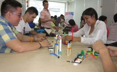 Los jóvenes construyeron un proceso de corte de piezas metálicas para la fabricación de muebles de madera con este tipo de acabados. La Opinión