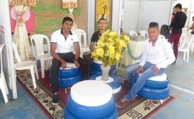 Los creadores de los muebles ecológicos aprovecharon la feria para hacer negocios y recibieron varios pedidos. Daicy Echeverri
