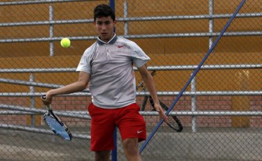 El tenista cucuteño Tomás Silva disputará su segunda final en el torneo Cosat Grado 4 que se disputa en Bucaramanga ante el risaraldense Mateo Gómez. Archivo