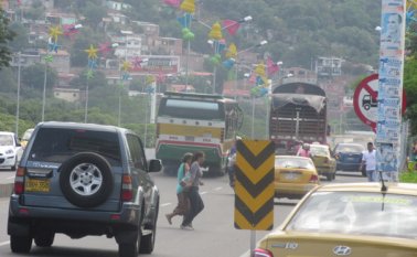 En el tramo de la Diagonal Santander que separa almacenes Éxito y Ventura Plaza, los peatones deben arriesgar su vida ante la ausencia de un puente peatonal para cruzar la vía de manera segura. Orlando Carvajal
