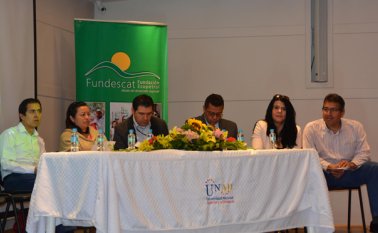 La directora de Fundescat, Liliana Noriega y el alcalde, Carlos Bustos, instalaron el Centro de Desarrollo Empresarial. Roberto Ospino