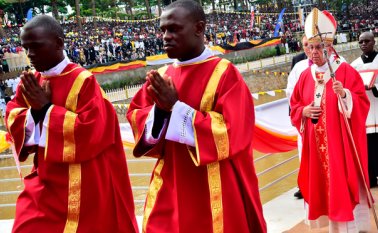 En Namugongo, el Papa rindió un homenaje a los mártires en santuarios dedicados a ellos. AFP