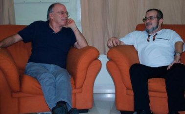 Enrique Santos aparece en compañía de ‘Timochenko’, el máximo comandante de las Farc, guerrilla con la que el Gobierno adelanta conversaciones de paz en La Habana. Colprensa