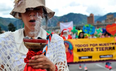 Unas 300 personas recorrieron algunas vías de Bogotá para alzar su voz contra el calentamiento global. AFP