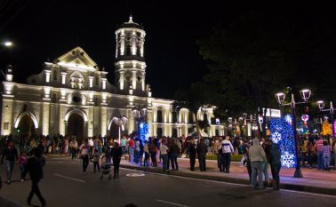El parque 29 de Mayo y la catedral Santa Ana de Ocaña son dos de los espacios que más visitan los turistas en esta época de fin de año. Cortesía