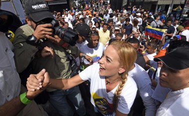 Lilian Tintori, expresentadora de televisión y maratonista de 37 años, llegó al ring de la política para llevar los mensajes de su esposo Leopoldo López. Juan Barreto AFP