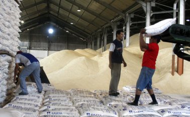 El Gobierno decidió bajar los impuestos para la importación de azúcar. Colprensa