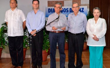 El general retirado Jorge Enrique Mora (centro) leyó la declaración en el Palacio de Convenciones de La Habana, para dar respuesta al pedido de las Farc. AFP