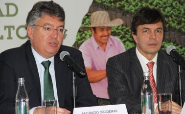 En la foto: el ministro de Hacienda, Mauricio Cárdenas y el presidente de Fedecafé, Roberto Vélez.  Cortesia