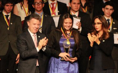 La distinción la entregaron el presidente Juan Manuel Santos y la ministra Gina Parody. Laura Juliana recibió la medalla nacional y departamental y obtiene además una beca en la universidad que ella desee estudiar. Colprensa