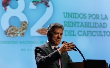 Juan Manuel Santos, junto al gerente de la Federación Nacional de Cafeteros, Roberto Vélez, cerraron el Octogésimo Segundo Congreso Nacional Cafetero. Colprensa