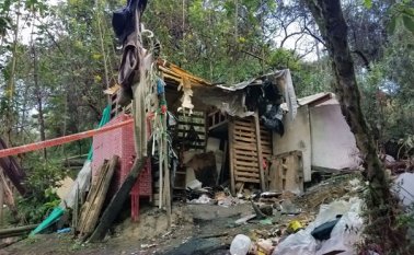 Hasta este cambuche, a un costado del cerro de Monserrate, el confeso asesino llevaba a las mujeres a las que, después de ofrecerles comida, tragos y drogas, asesinaba si no accedían a acostarse con él. Colprensa