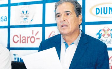 Jorge Luis Pinto en rueda prensa durante la convocatoria de los jugadores que disputarán el cupo al Preolímpico de Río 2016. Prensa Honduras