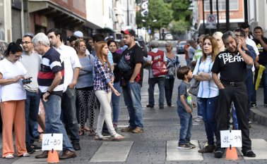 Los venezolanos hacen largas filas para poder votar. AFP