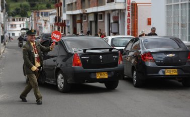 De día recorre de un lado a otro la calle 7, entre carreras 7 y 8. En las noches, camina las calles con una armónica, a la que le saca melodías de Navidad. Roberto Ospino