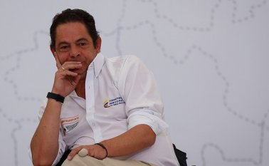 Esta no es la primera vez que Vargas Lleras tiene un problema de salud, pues en el mes de agosto pasado tuvo que ser operado de manera inesperada para que le retiraran quiste benigno de su cuello.
 Colprensa