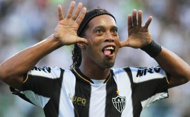 Ronaldinho devenga mensualmente 600.000 reales. Internet