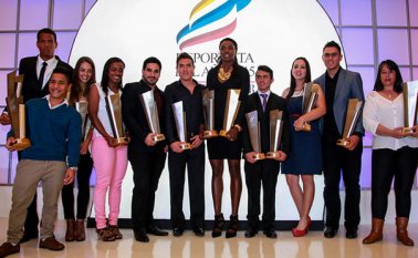 Los deportistas colombianos posan con sus reconocimientos. Colprensa