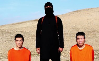 Expertos en cine y televisión, consultados para la cadena Fox, aseguraron que uno de los vídeos por el EI se había hecho en un estudio de grabación. Internet