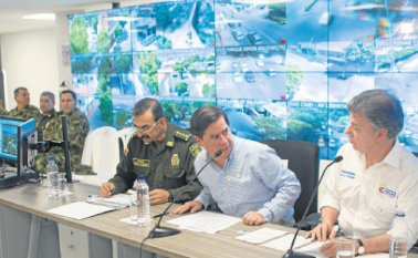 El presidente Juan Manuel Santos, en compañía del ministro del Interior, Juan Fernando Cristo y el director nacional de la Policía, general Rodolfo Palomino, al poner en marcha el sistema de seguridad. Juan Pablo Bayona
