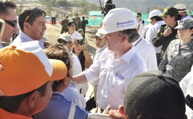 A su llegada al sitio donde se construye Gramalote, el presidente Juan Manuel Santos aprovechó para saludar a los vecinos de este pueblo que se hicieron presentes en la ceremonia de entrega del balance de los trabajos. Edinsson Figueroa