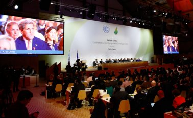 El secretario de Estado estadounidense, John Kerry, aparece en las pantallas de televisión durante la conferencia final de la COP21, la Conferencia de las Naciones Unidas sobre el cambio climático. AP