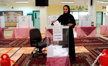 Una mujer saudí pone su voto en un colegio electoral en la ciudad costera de Jeddah. AFP
