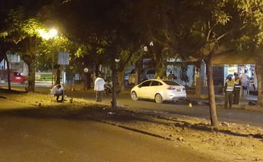 Al parecer los agresores le dispararon a la víctima desde este separador. Luego de cometer el crimen, los desconocidos huyeron a bordo de un carro que los esperaba a media cuadra del lugar. Cristian Herrera
