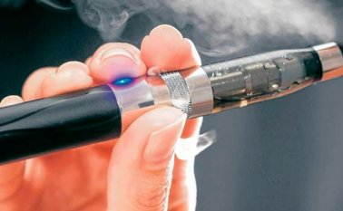 Con el proyecto se obligaría a que se anuncie en los puntos de expendio la prohibición a adolescentes y niños. Colprensa