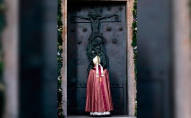 Tras la apertura simbólica de la Puerta Santa en el antigua catedral, Francisco dijo a los fieles que "Dios no ama la rigidez" sino que desborda ternura. AP