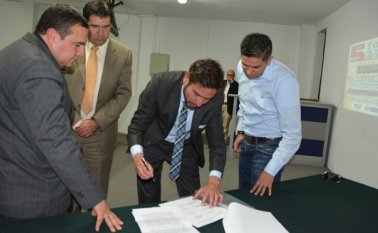 El alcalde electo, Ronald Contreras y representantes de otros organismos, firmaron el acuerdo por el patrimonio arquitectónico de Pamplona. Roberto Ospino