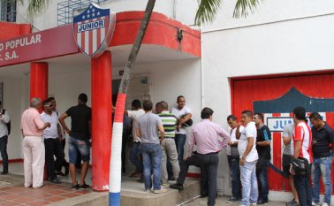 Hinchas del Junior ya comenzaron a comprar las entradas para el primer juego. Colprensa