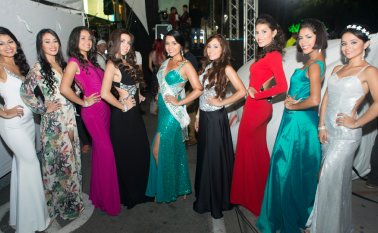 Candidatas al reinado del carnaval. De izquierda a derecha aparecen Merly Gutiérrez (La Popa), Maira Ballesteros (San José), Karla Ribon (Gustavo Alayón), Lina Sánchez (San Agustin), Melanie Tapias (Reina del carnaval 2015), Geraldine Prado (El bambo), Lina Daza, Paola Soto y Sandra Sánchez. Juan Pablo Bayona