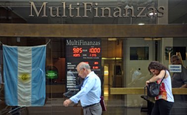 El anuncio fue hecho por el ministro de Hacienda y Finanzas argentino Alfonso Prat Gay. AFP