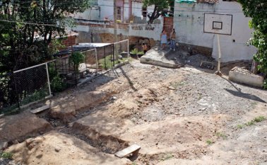 Así luce la cancha de fútbol de La Cabrera luego de que las obras quedaran a medias.. Mario Caicedo