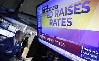 La Reserva Federal de Estados Unidos dio un golpe de timón este miércoles y por primera vez en nueve años aumentó la tasa de interés que era casi nula para sostener a la mayor economía mundial.
AP