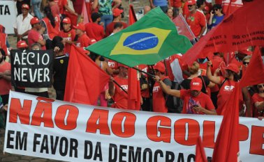 Miles de personas salieron a las calles en Brasil para apoyar a su presidenta. AFP