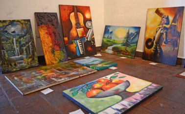 Estas son algunas de las obras que se exhiben en la Torre del Reloj. Hasta las 7 de la noche de hoy se pueden adquirir las piezas artísticas. Rodrigo Sandoval