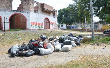 Los alrededores de la plaza de toros se convirtieron en el basurero comunal desde que el carro recolector de basura dejó de pasar por el casco urbano. Rodrigo Sandoval