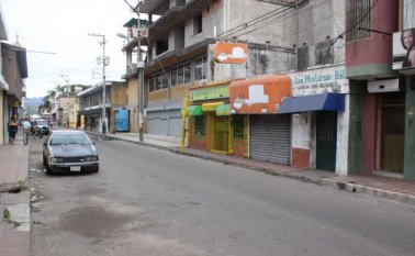 En el parque industrial la producción es mínima, por la falta de materia prima. Los obreros van a las empresas a hacer presencia y se mantienen de brazos cruzados. Archivo